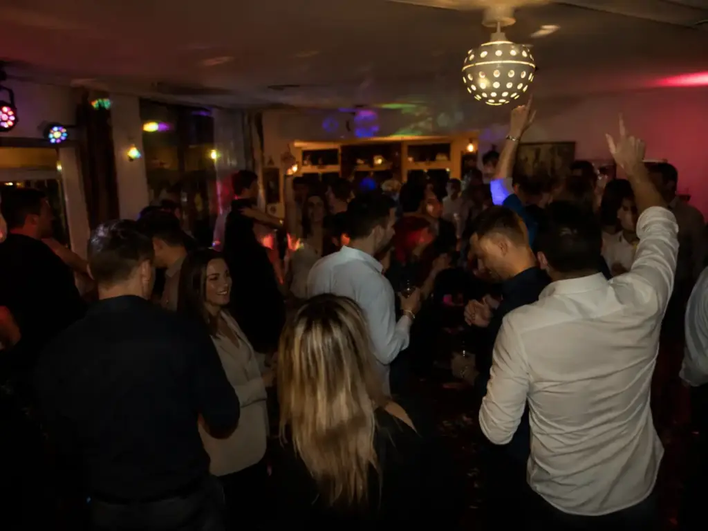 Geburtstagsfeier mit tanzenden Gästen und professioneller DJ Party Stimmung