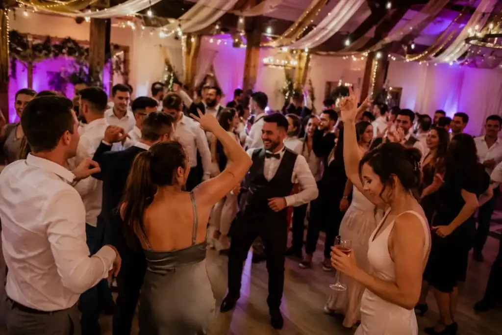 Hochzeitsgäste feiern auf einer vollen Tanzfläche mit professionellem Hochzeits DJ